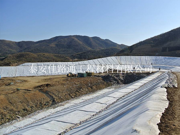 礦山施工是如何選擇鋪設防滲復合土工膜的？